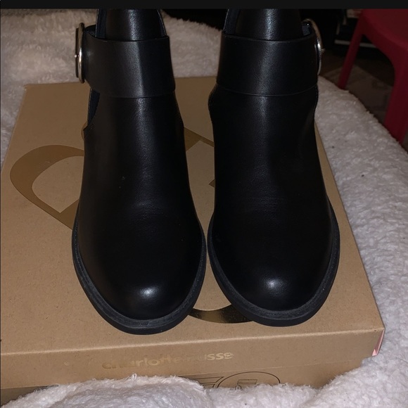 Black H&M boots
Leather with silver buckle
Mint condition never worn - Picture 3 of 4